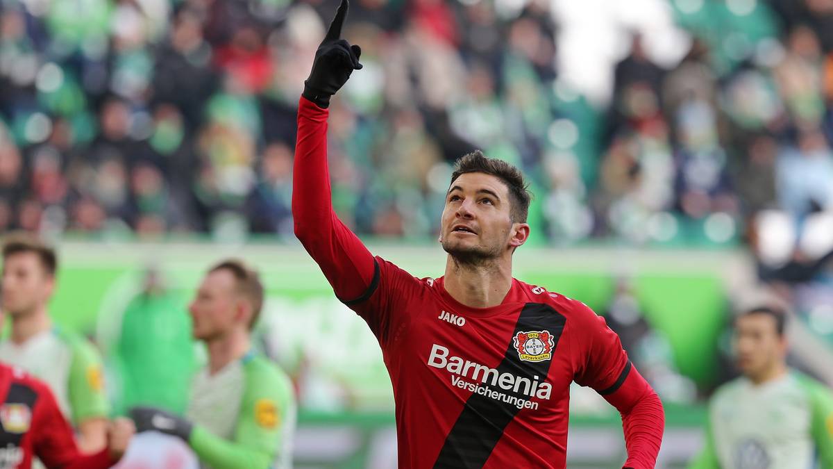 Und sein Ex-Klub trifft - in Person von Lucas Alario. Der Argentinier bringt Bayer 04 mit einem verwandelten Elfmeter in der 31. Minute in Führung