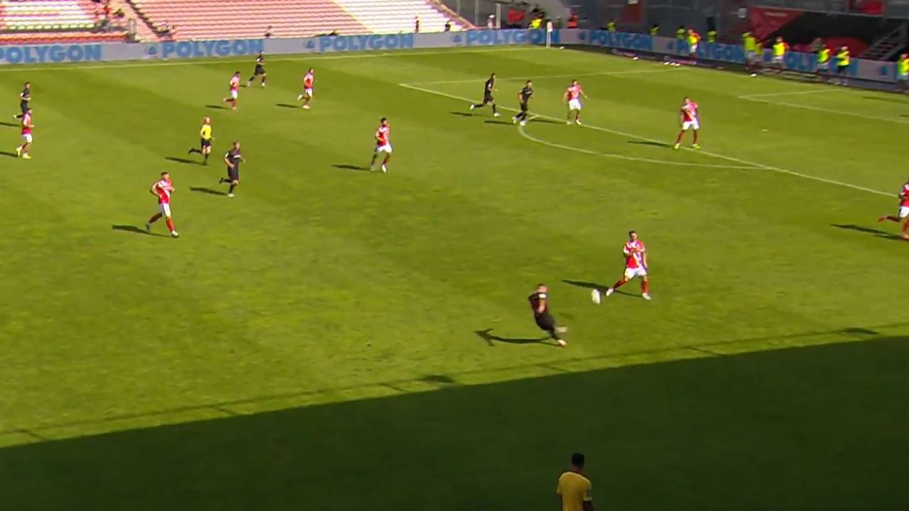 Traum-Vorlage lässt Stadion verstummen