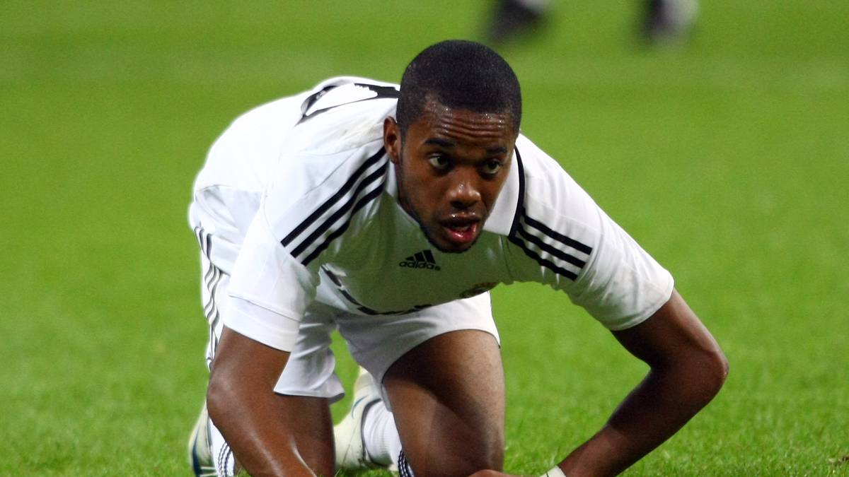 Doch der Flügelflitzer konnte diese nicht erfüllen. Zwar bestritt er 101 Spiele in drei Jahren für Real, erzielte dabei aber nur 25 Tore und fiel auch ab und an mit Eskapaden abseits des Platzes auf. 2008 ging Robinho zu Manchester City, aber auch dort packte er den Durchbruch nicht. Inzwischen läuft er für Basaksehir in der Türkei auf