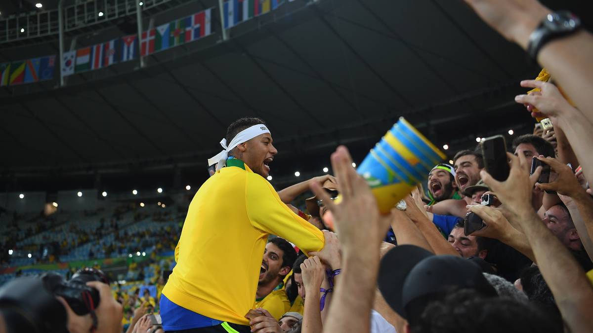 Die dramatische Niederlage im Finale gegen Brasilien trübte die strahlende Vorstellung der Jungs von Coach Horst Hrubesch nicht. Vor allem der sechsmalige Torschütze Serge Gnabry (2. v. r.) rückte ins Rampenlicht