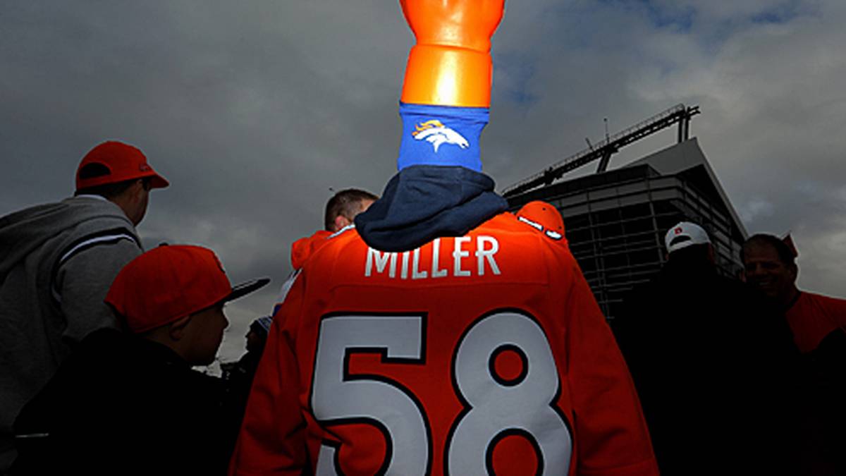 Auch in Denver lassen sich die Broncos-Fans einiges einfallen. Der automatische Fingerzeig an die höheren Mächte ist schon mal eine sehr clevere Idee