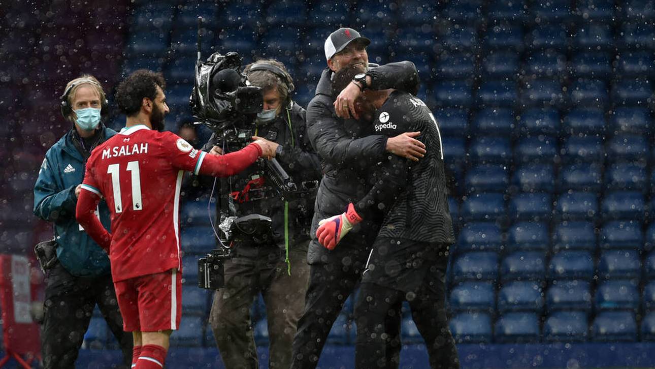 Liverpools Coach Jürgen Klopp herzt Alisson nach dessen Tor-Coup
