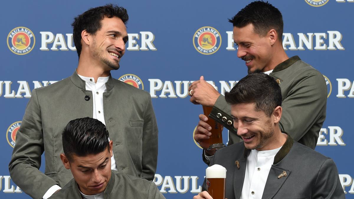 Und auch Sandro Wagner (oben rechts), der es am Samstag in Stuttgart nicht in den 18er-Kader geschafft hatte, hat die Enttäuschung offensichtlich überwunden