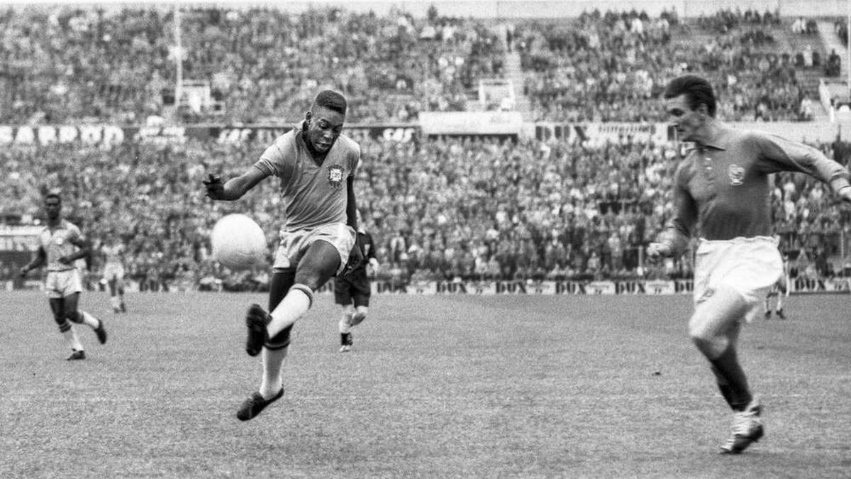 Der Stern von Pelé (l.) ging bei der WM 1958 auf. Mit 17 Jahren gab er sein Debüt für die Nationalelf und führte seine Mannschaft direkt zum ersten WM-Titel. Bis heute ist er der jüngste Torschütze in der Nationalmannschaft und bei einer WM-Endrunde.