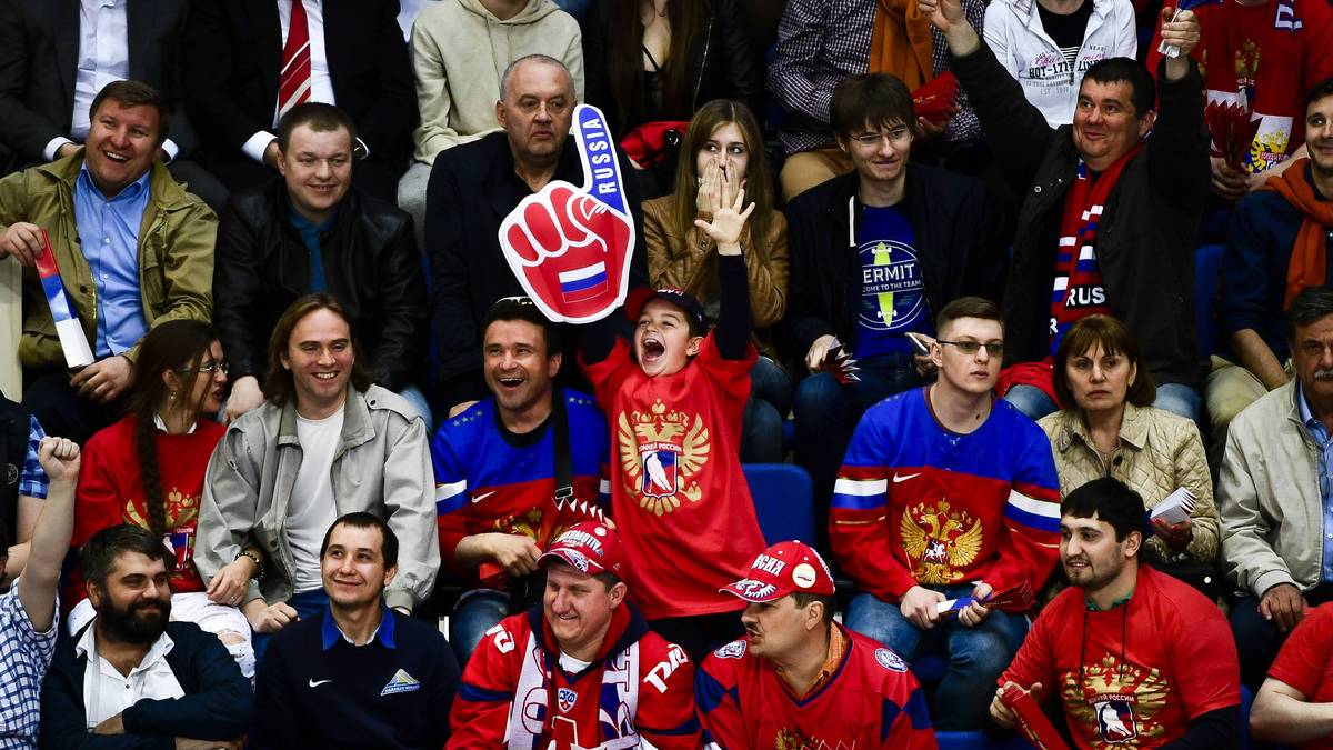 Auch wenn es auf diesem Bild anders aussieht: Viel zu jubeln hat der kleine russische Fan bei der Niederlage gegen Tschechien nicht