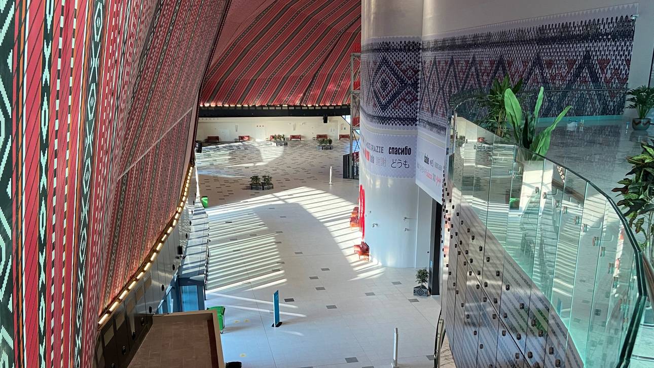 Glas und Marmor im Inneren des Al Bayt Stadium 