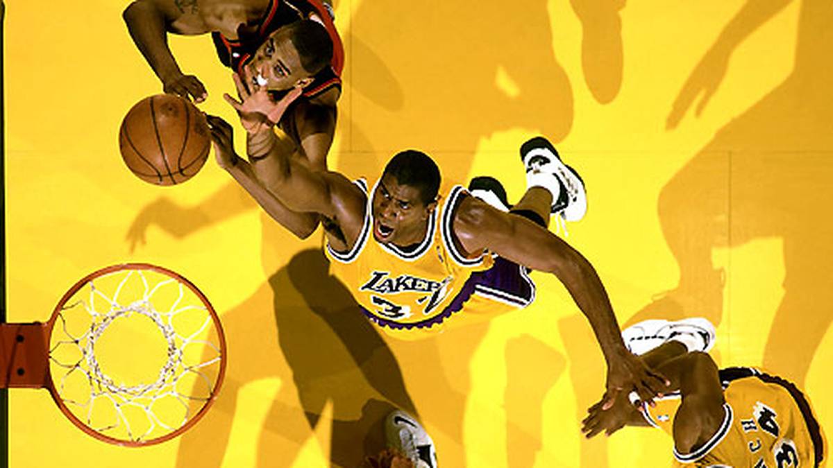 In der Saison 1995/96 wollte es der Superstar aber noch einmal wissen und kehrte als Spieler auf die NBA-Bühne zurück. Als Power-Forward erreichte er dabei durchschnittlich 14,6 Punkte, 6,9 Assists und 5,7 Rebounds.