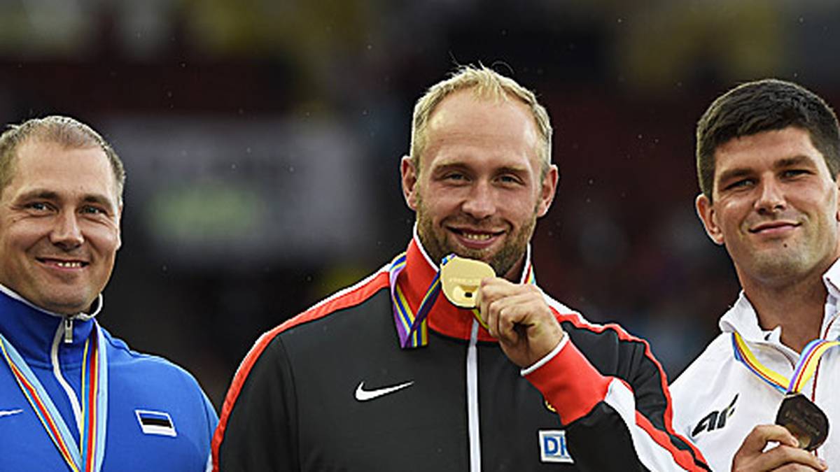 Robert Harting darf derweil seine Siegerehrung genießen. Der Diskus-Dominator verteidigt tags zuvor seinen Titel