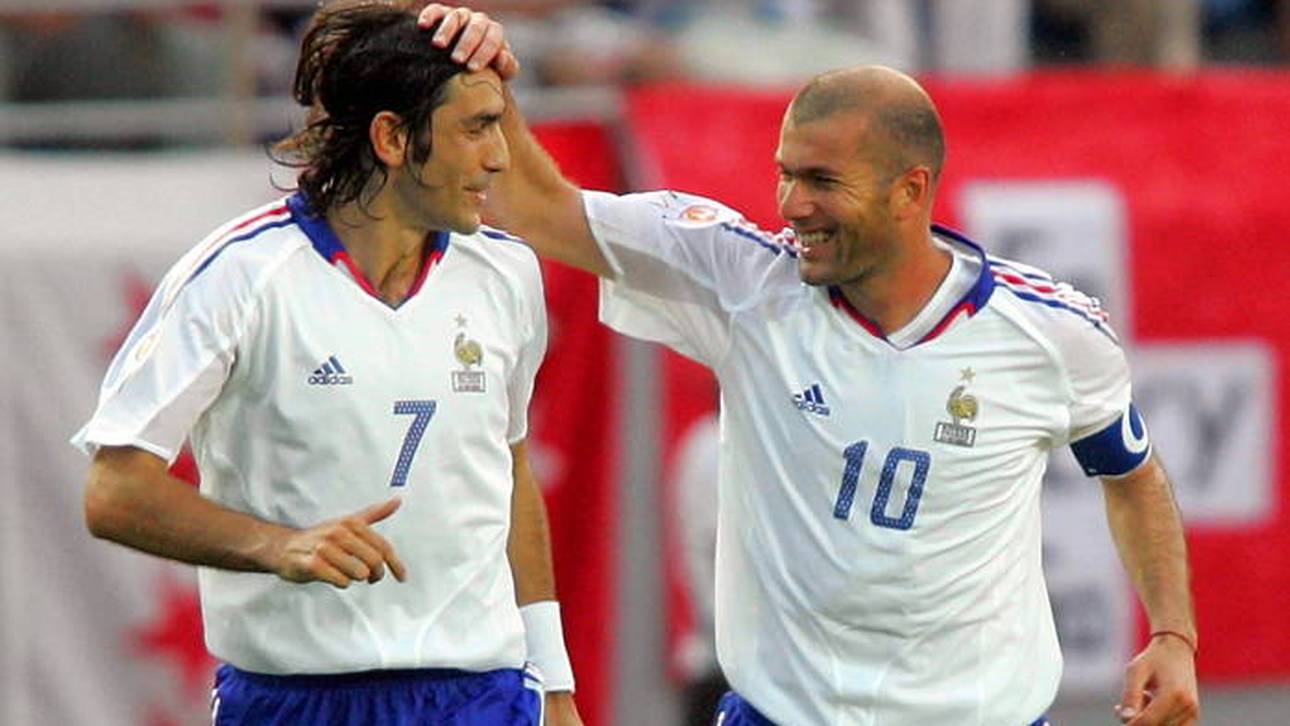 Robert Pirès (l.) und Zinédine Zidane im Trikot der französischen Nationalmannschaft bei der EM 2004