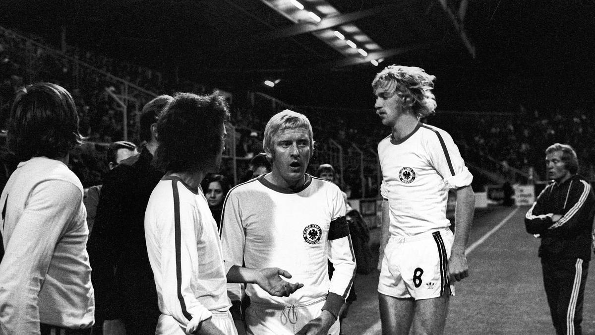 PLATZ 9 - TENNIS BORUSSIA BERLIN (Saison 1974/75): Mit 21 Punkten in der Premierensaison ist Tennis Borussia Berlin auf dem 9. Platz neben Hannover eins von zwei Teams im Ranking, das nicht als Letzter die Saison beenden musste