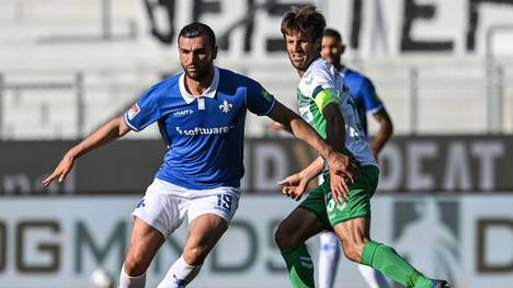 Darmstadt 98 (blau) kassierte gegen die SpVgg Greuther Fürth einen späten Ausgleichstreffer