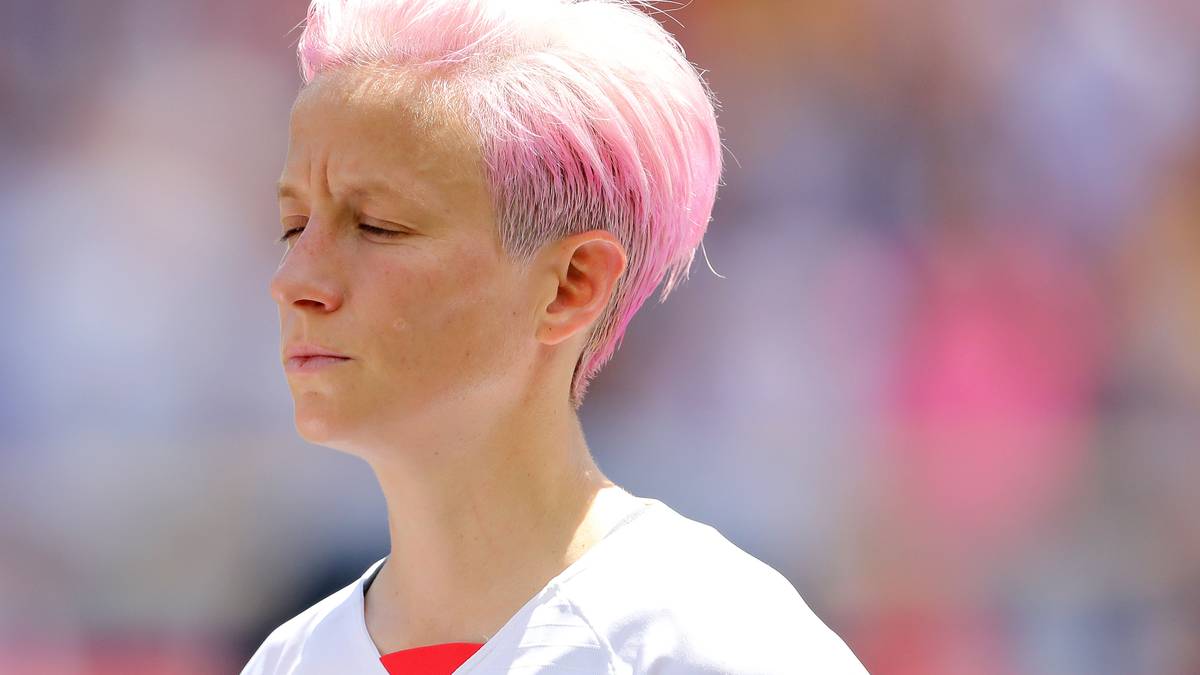 Der Protest von Rapinoe gegen die Trump-Regierung ist nicht neu. Sie singt aus Ablehnung vor Länderspielen die Nationalhymne nicht mit und zog durch ihre Aussage, nicht "ins f***ing Weiße Haus" zu kommen, den Zorn Trumps auf sich