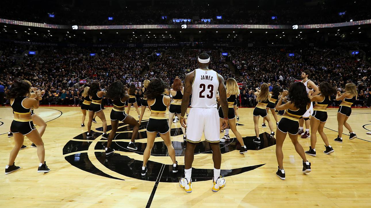 LeBron James stört Cheerleader