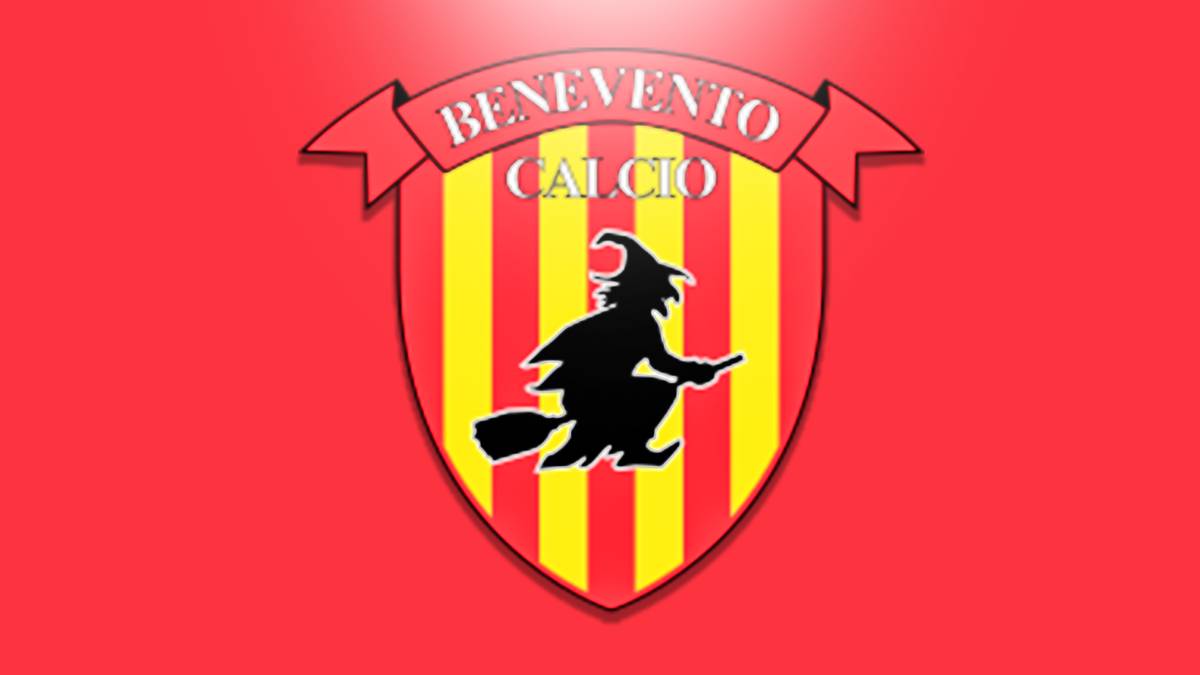 Benevento Calcio, Italien, Serie B: Ein wahrlich magisches Logo hat der italienische Zweitligist Benevento. Hier präsentiert sich eine fliegende Hexe auf einem Besen - ganz im "Bibi-Blocksberg-Style" 