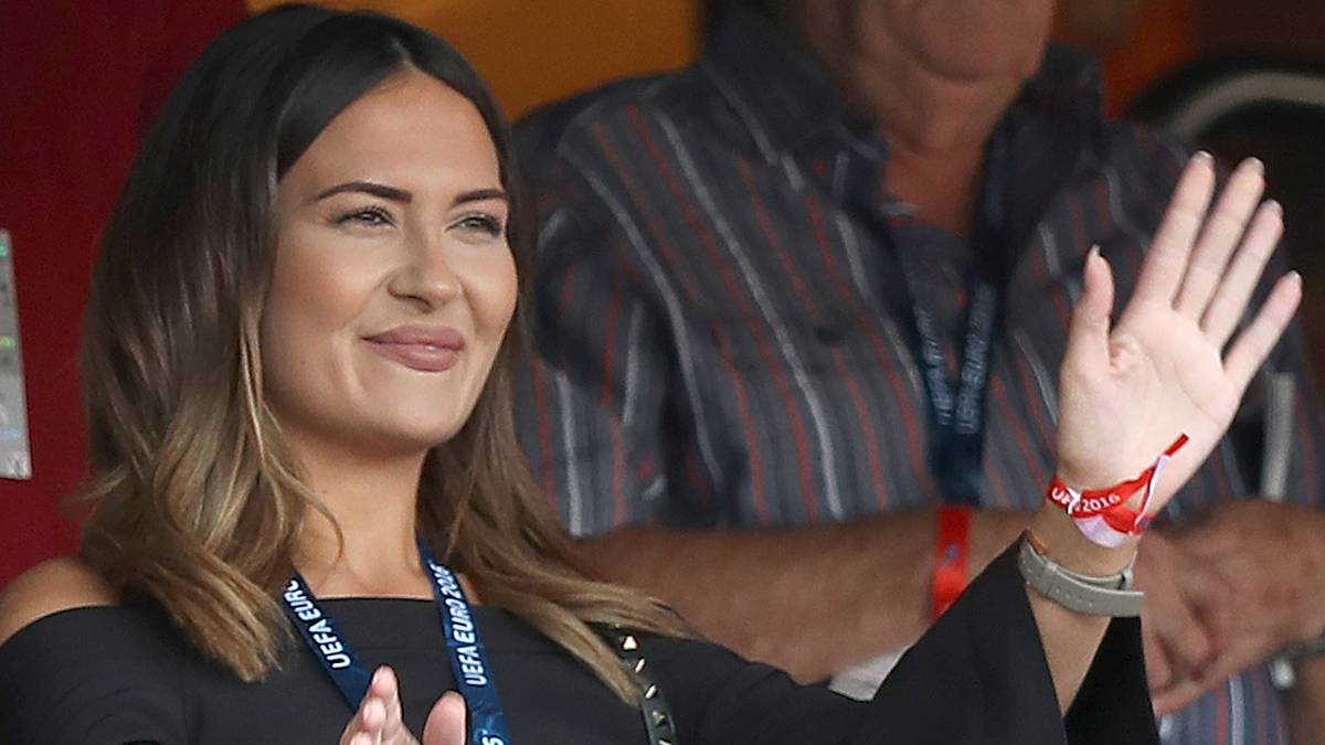 In Frankreich fiebert Emma natürlich von der Tribüne aus mit. Hat geklappt. Wales steht sensationell im Viertelfinale