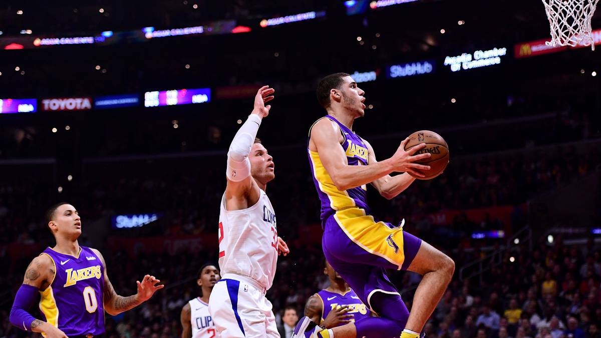 So kam der hoch gepriesene Spielmacher langsam aber sicher an im Kreis der Guard-Stars. Ob das erklärte Ziel der "World Domination" erreicht wurde oder nicht, die Balls werden sicher weiter global für Schlagzeilen sorgen - und das gefällt vor allem Vater LaVar