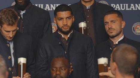 Ismael Saibari schließt sich dem FC Bayern an. Dem Neuzugang der Münchner gefällt die bayerische Tracht jedoch noch nicht wirklich - und ein weiteres Detail rund ums Bier stach ins Auge. 