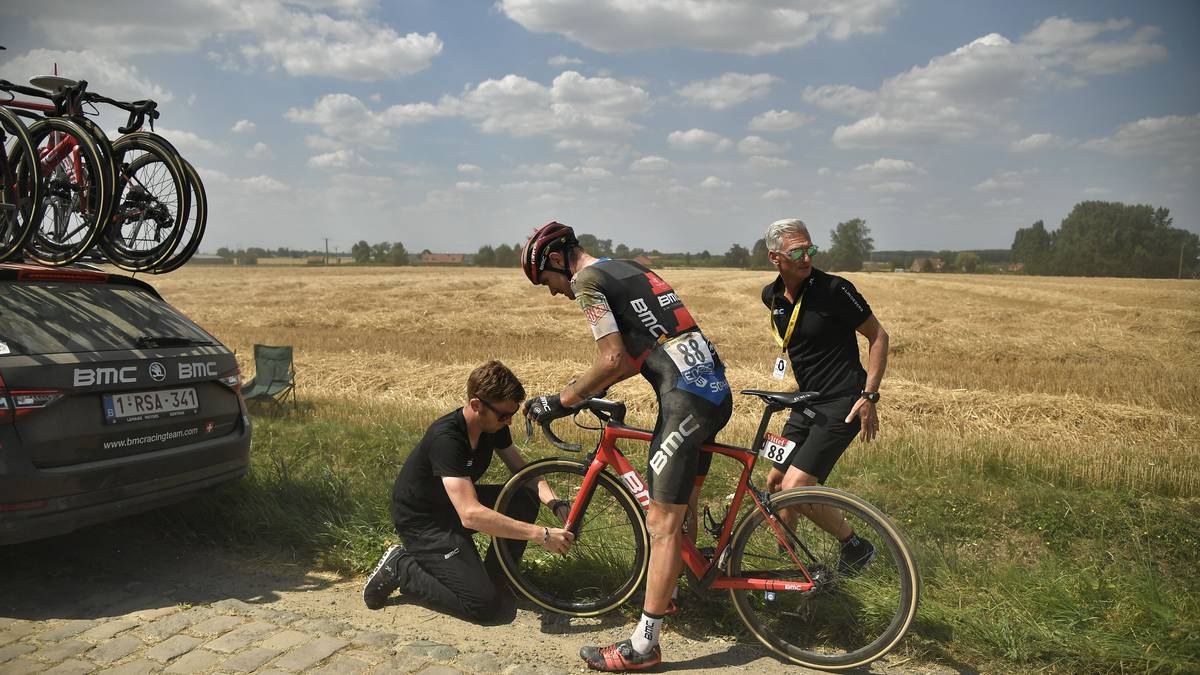 Auch der US-Amerikaner Tejay Van Garderen braucht zwischen den Feldern ein neues Rad, denn sein Vorderreifen ist platt