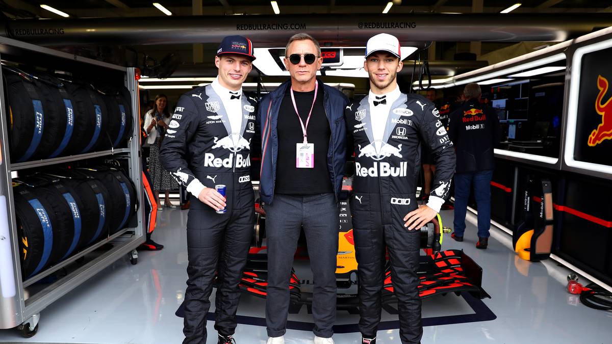James-Bond-Darsteller Daniel Craig ist zu Gast bei Red Bull. Max Verstappen (l.) und Pierre Gasley tragen den passenen Look - Overalls in Smoking-Optik