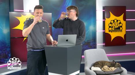 Nachdem SPORT1-Kommentator Basti Schwele die Challange in der vergangenen Madhouse Folge nicht bestanden hat, wird er heute bestraft und muss zum Glas greifen.