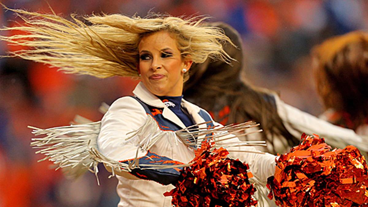 Die Cheerleader sind auch guter Dinge und schütteln ihr Haar, als ob es kein morgen gibt