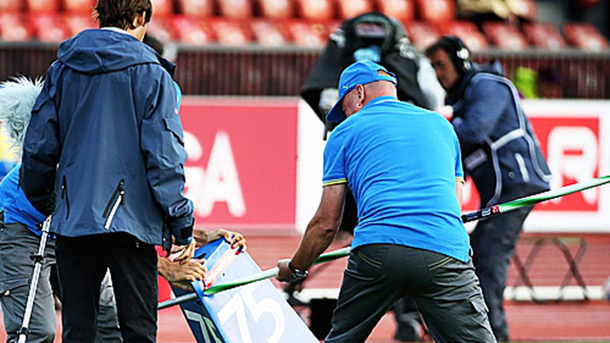 Zu genau macht es der Schwede Kim Amb. Er wirft sein Sportgerät in die Begrenzung und scheidet mit drei ungültigen Versuchen aus