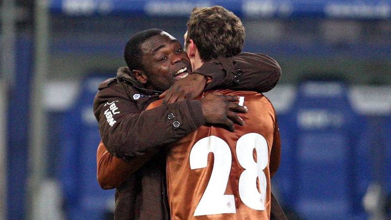 Der FC St. Pauli um Siegtorschütze Gerald Asamoah jubelt über den Derby-Erfolg im Februar 2011