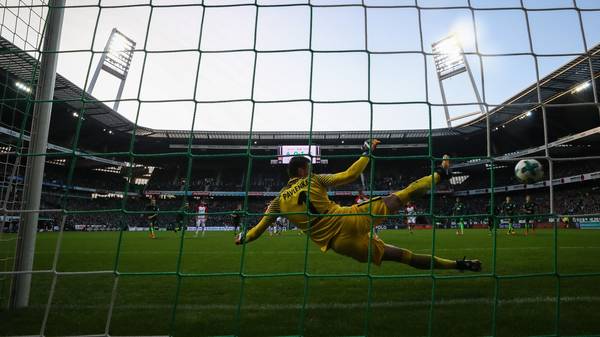 SV Werder Bremen v FC Augsburg - Bundesliga