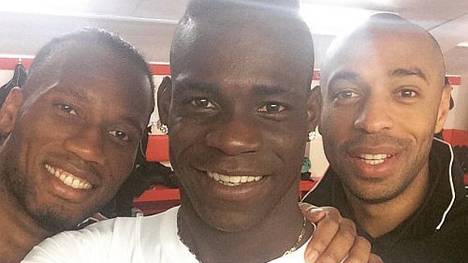 Geballte Prominenz auf einem Selfie: Didier Drogba, Mario Balotelli und Thierry Henry.