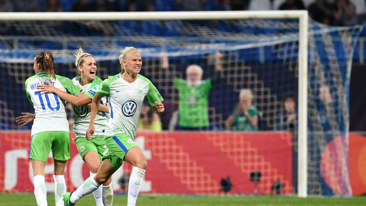 PLATZ 1: VFL WOLFSBURG - Wer mit Pernille Harder (r.) Europas beste Spielerin in der Mannschaft hat, muss auch in dieser Saison als Favorit gelten. Das sieht auch Sasic so: "Wolfsburg hat immer noch die stärkste Mannschaft. Sie haben Europas Fußballerin des Jahres in ihren Reihen, die eine hervorragende letzte Saison gespielt hat"