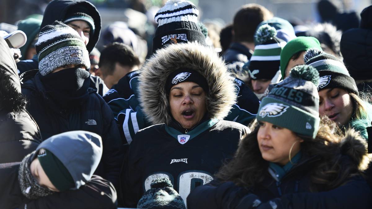 Auf diesen Tag hat Philadelphia lange gewartet: die Eagles wollen mit den Fans den ersten Super-Bowl-Triumph ausgelassen feiern. Schon weit vor Beginn der Parade harren duzende Fans in der Eiseskälte von Philadelphia aus. SPORT1 hat die besten Bilder der Siegerparade