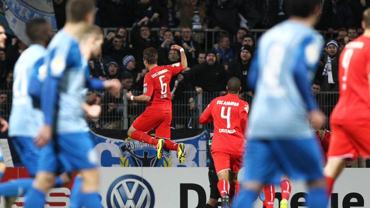 In der 52. Minute zaubert Arminias Tom Schütz einen Freistoß vom Strafraumeck in den Winkel des Walldorfer Tors. Doch der Regionalligist steckt nicht auf, erzielt 12 Minuten vor dem Ende durch ein herrliches Hinterkopftor den Ausgleich und zwingt Bielefeld in die Verlängerung