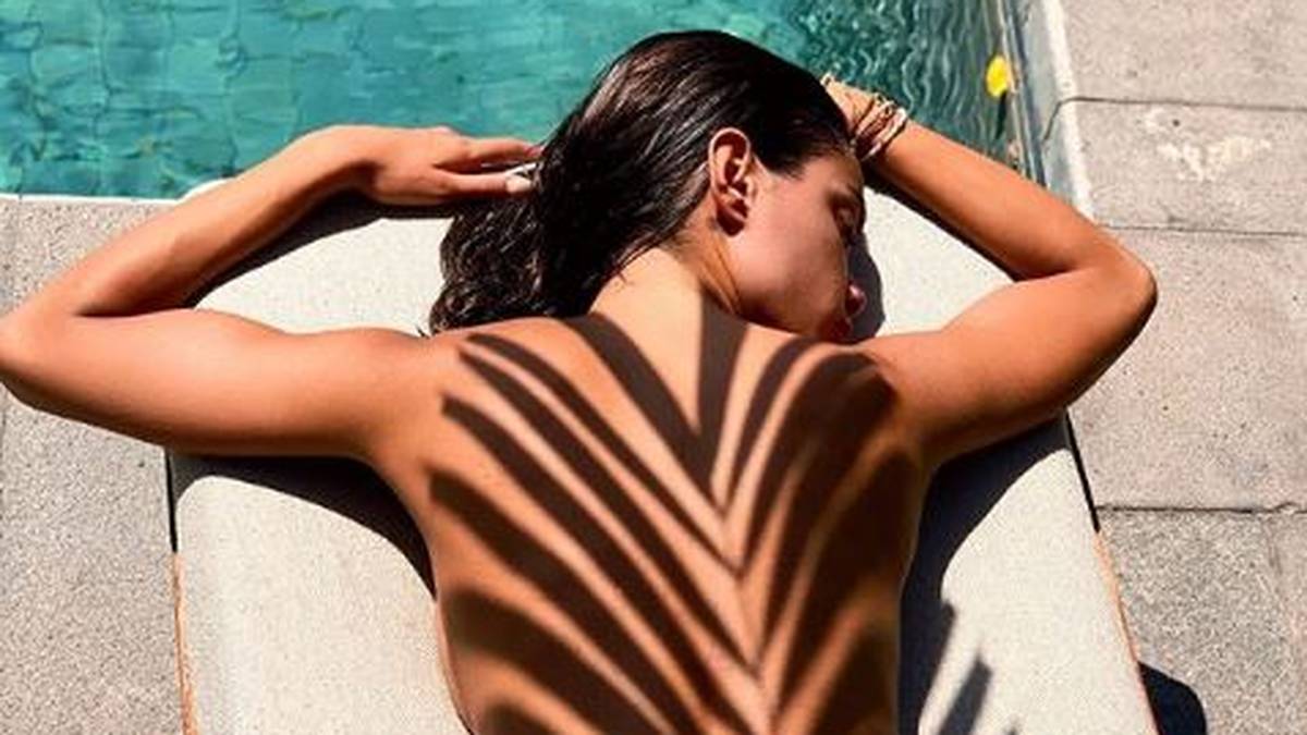 Streifenhörnchen mal anders: Joana Sanz, Ehefrau von Dani Alves, erfindet Schattenspiele neu. Hoffentlich verweilt sie nicht allzu lange in dieser Position, sonst hat sie tatsächlich eine Palme auf dem Rücken ...