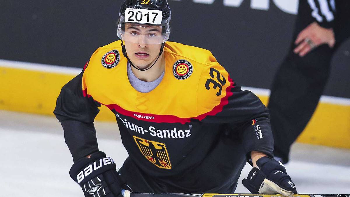 OLIVER MEBUS: Der Verteidiger der Krefeld Pinguine hat zwar noch keinen Wikipedia-Eintrag, dafür aber einen beachtlichen Karrieresprung hinter sich und eine bemerkenswerte Statur. Seit drei Jahren spielt der 2,07 Meter lange Hüne in der DEL und fährt nun mit gerade erst 22 Jahren zur WM