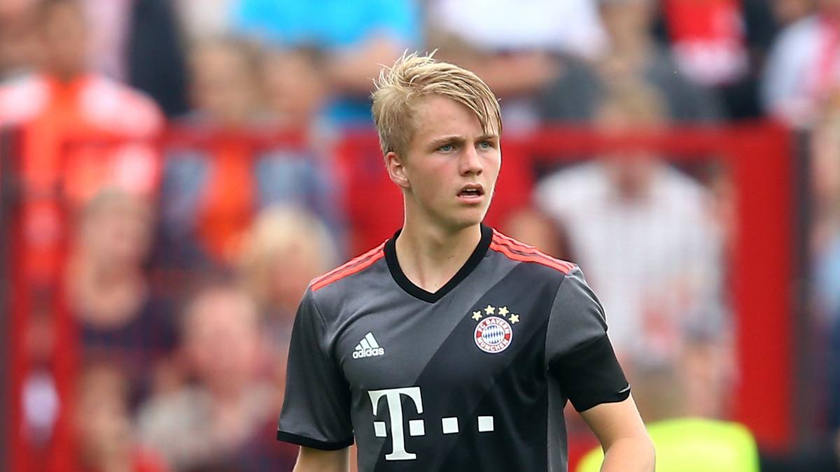 Der Cheftrainer der FCB-Profis setzte den Blondschopf in einigen Testspielen ein und berief ihn sogar in seinen erweiterten Champions-League-Kader. Bayerns U19-Coach Holger Seitz: "Mit seiner Größe und Zweikampfstärke bringt Felix alle Voraussetzungen mit, die er auf dieser Position benötigt"