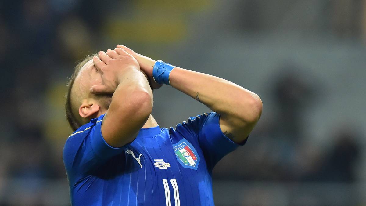 Es entwickelt sich gleich ein attraktives Spiel mit Chancen auf beiden Seiten. Ciro Immobile ärgert sich, weil er eine große vergeben hat