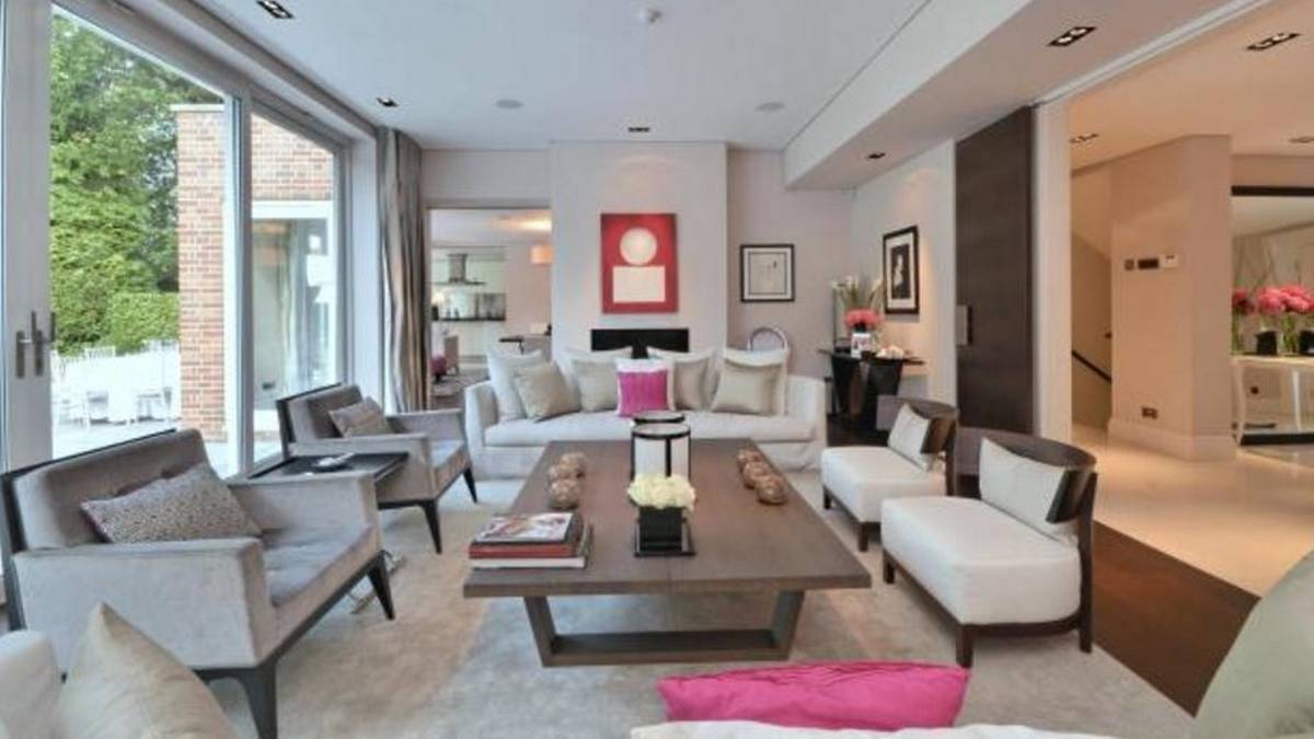 Natürlich hat die Villa alles, was ein Star so braucht. Ein eigenes Kino, eine Bar mit Weinkeller und natürlich eine Garage, in der die Luxusautos des Mittelfeldstars Platz haben