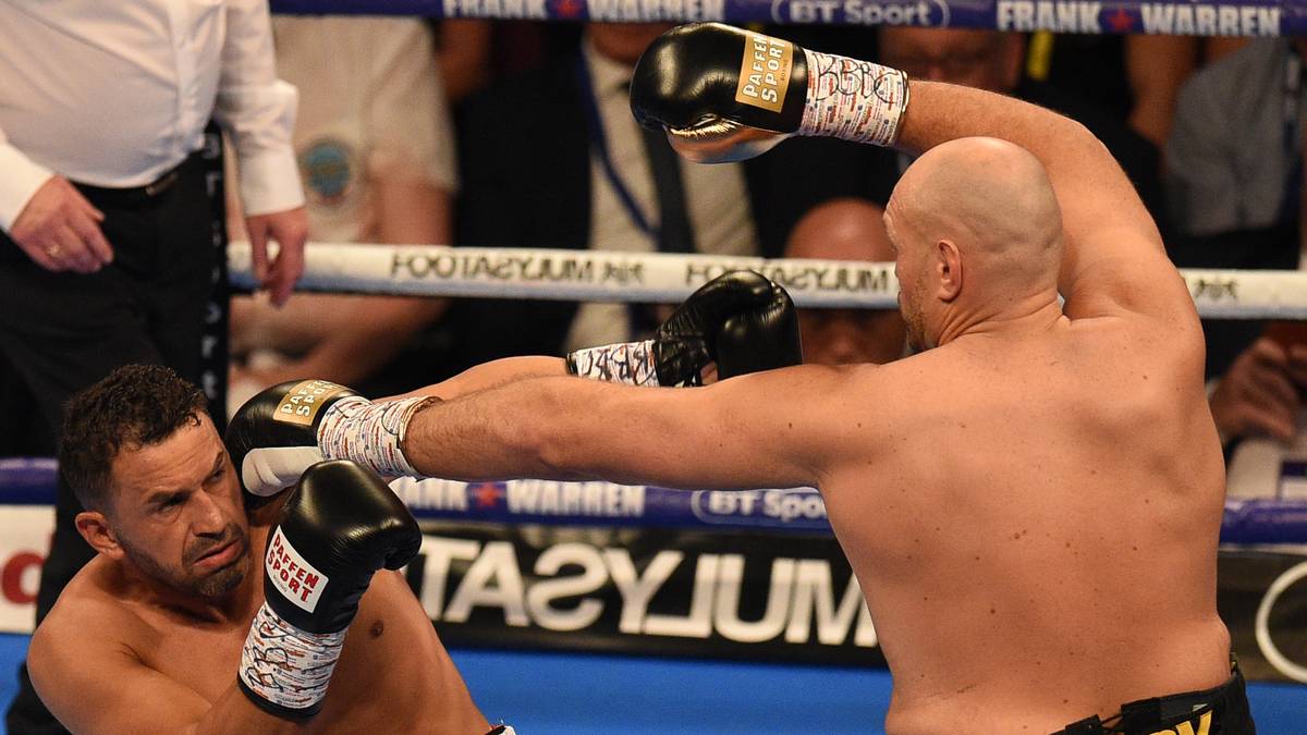 In der Rundenpause beobachtet Fury den Kampf lächelnd. Dann legt er endlich los und zeigt seine Box-Klasse