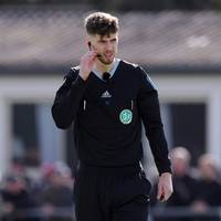 Die Bundesliga-Profis Anton Stach und Nils Petersen pfeifen ein Amateurspiel. So haben sie ihr Schiedsrichterdebüt erlebt. 