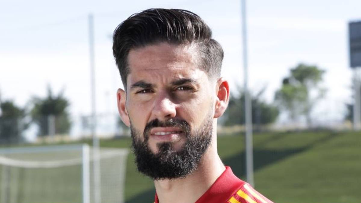 Im Nacken ziert ein Löwe und die Zahl 1920 das Trikot. Vor 100 Jahren wurde nämlich das erste Trikot der spanischen Nationalmannschaft hergestellt