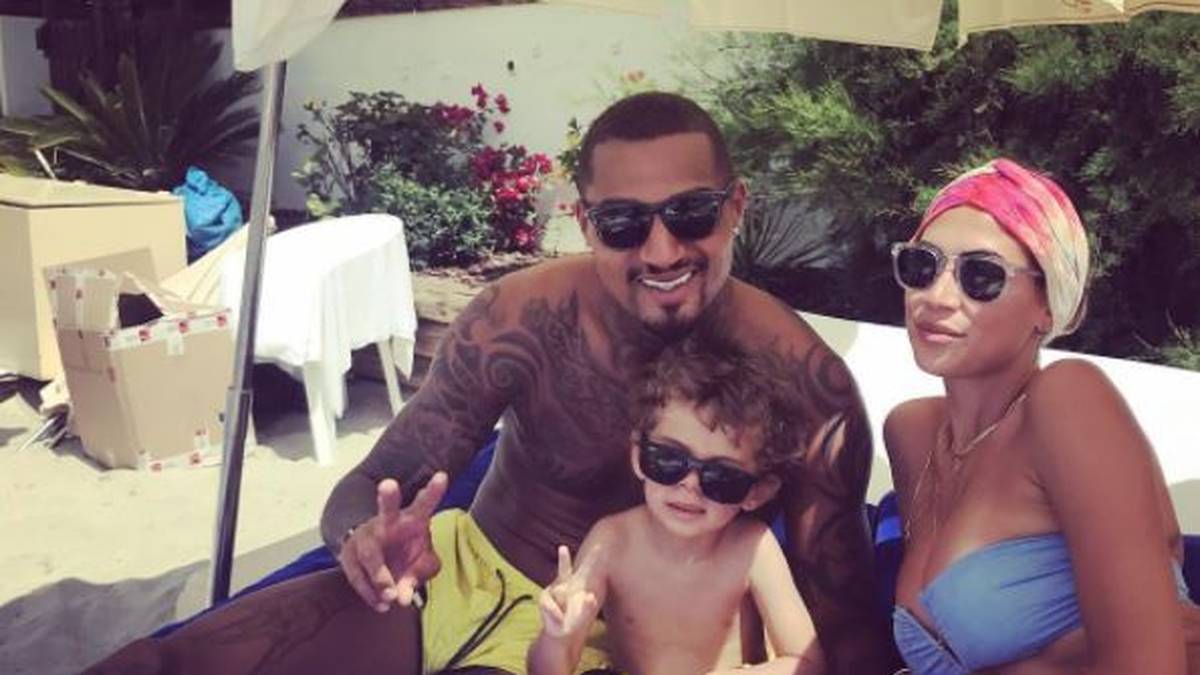 Familienurlaub bei den Boatengs: Kevin Prince grüßt mit Ehefrau Melissa Satta und Nachwuchs