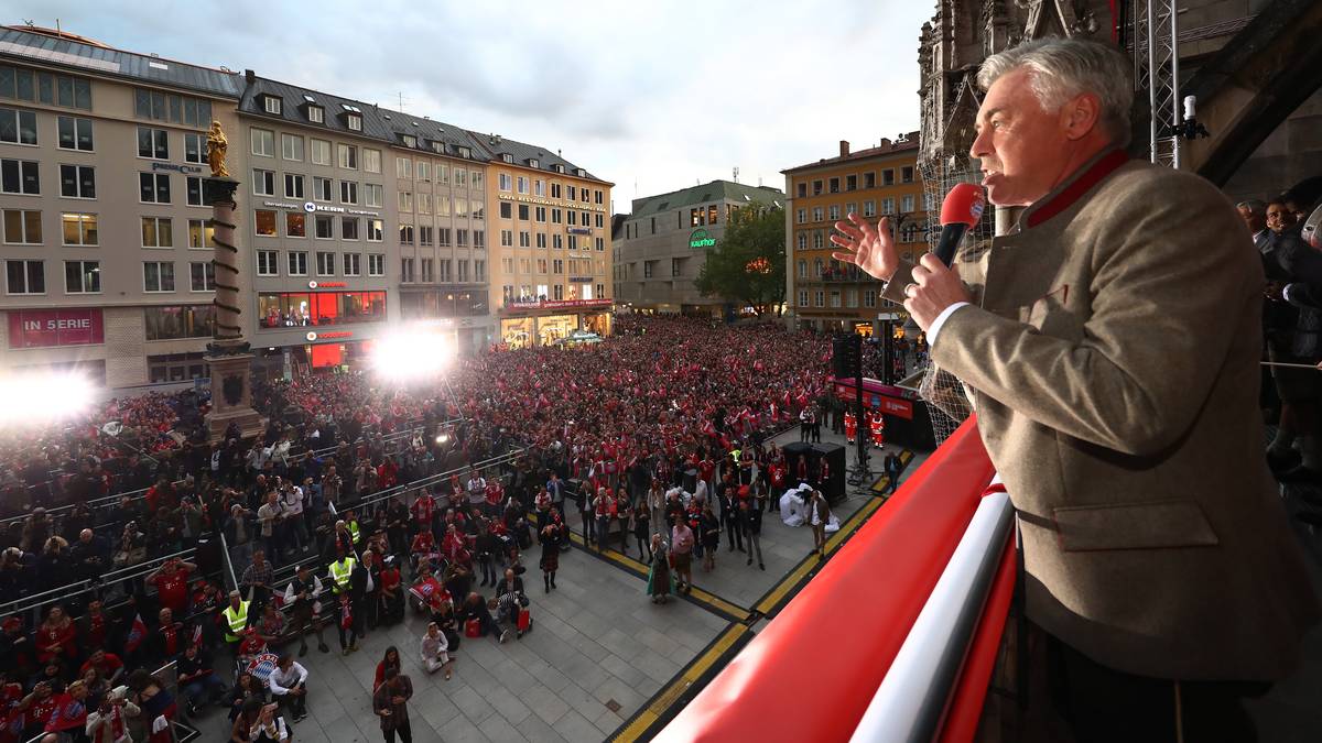Dann übernimmt Carlo Ancelotti - und der Bayern-Coach erweist sich als perfektes Double von Luciano Pavarotti. Der Coach trällert einen Song des italienischen Liedermachers Renato Zero "I migliori anni della nostra vita" ("die besten Jahre unseres Lebens") - wie passend für alle Bayern-Fans!