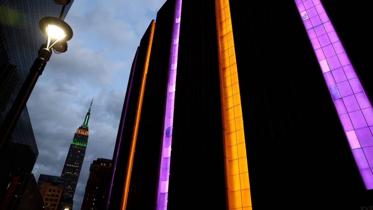 Zusätzlich leuchtet der Madison Square Garden in den Farben der LA Lakers auf - dem ehemaligen Team von Kobe
