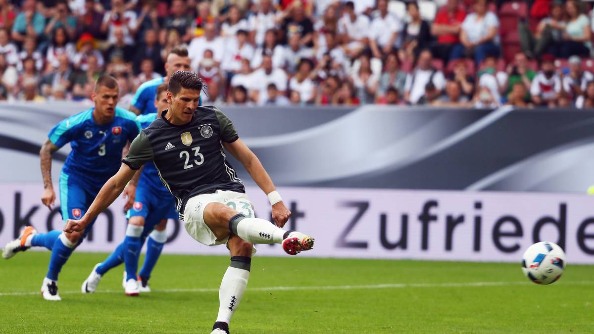 MARIO GOMEZ: Vollgepumpt mit Selbstbewusstsein aus der Türkei angereist, das merkt man seinen Aktionen an. Glänzt früh sogar im Dribbling. Bietet immer wieder interessante Passwege an, die von den Mitspielern aber noch nicht erkannt werden. Beim Elfmeter trotz Ausrutscher souverän. Löw lässt ihn zur Pause drinnen, hat aber auch genug gesehen. Gomez dürfte für die EM die erste Option im Sturm sein. SPORT1-Note: 3