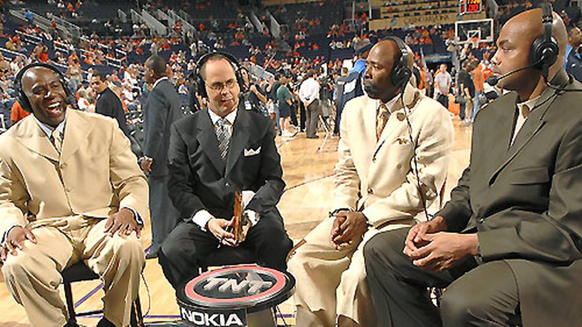 Aber auch in dieser Zeit konnte er nicht ganz vom Basketball lassen. Von 2001 bis 2008 arbeitete er als Analyst für den TV-Sender "TNT" an der Seite von Charles Barkley. Danach war er bei "ESPN" unter Vertrag