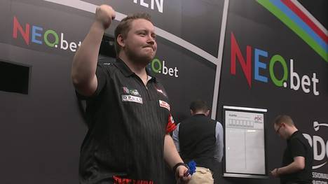 Martin Schindler gewinnt beim German Darts Grand Prix verdient mit 6:1 gegen Vitezslav Sedlak und trifft in der nächsten Runde auf Damon Heta.