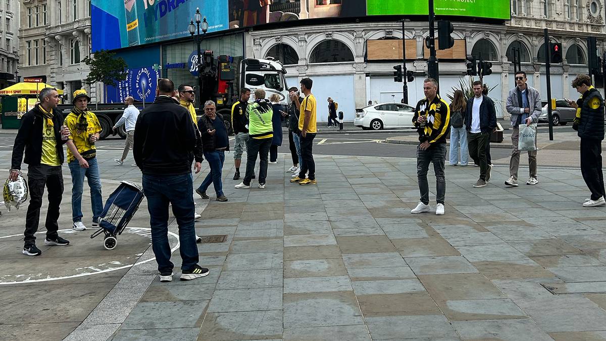 BVB-Fans am Piccadilly Circus