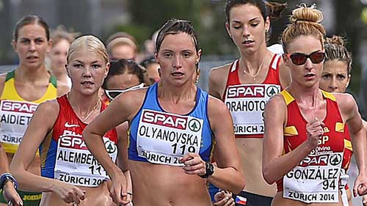 Auf der Straße wird es eng: Die Geherinnen mögen scheinbar ein wenig Körperkontakt und laufen Hüfte an Hüfte