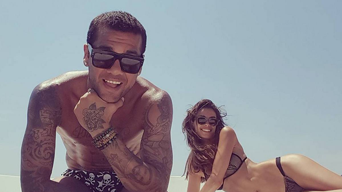 "Man lebt nur für die großen Momente", schreibt Dani Alves auf Instagram und postet ein Foto von sich und seiner Freundin Joana Sanz