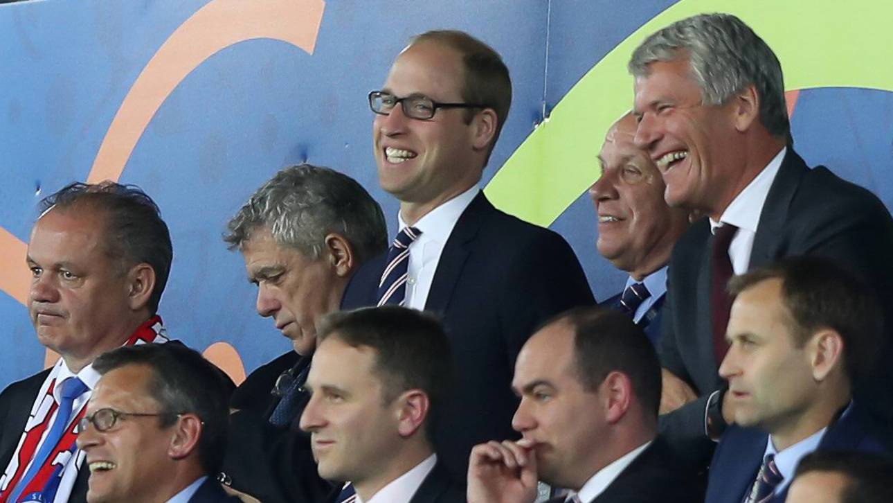 UEFA-Vize schläft auf Tribüne ein